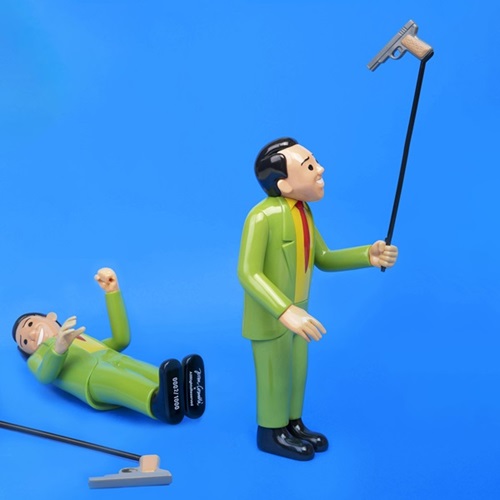 Selfie Gun (Sculpture) (Vinyl) by Sir Joan Cornellà